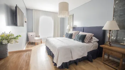 Dormitorio moderno estilo escandinavo con paredes celestes y detalles en madera — proyecto Villa Isidro Hotel Boutique & Spa, por Hermann Arquitectos, en San Isidro
