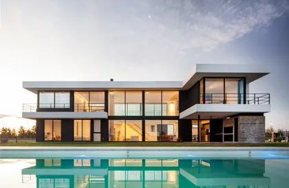 Fachada moderna de dos plantas con piscina y amplios ventanales — proyecto SS A7, Pilar, por ZUID PORT, en Pilar