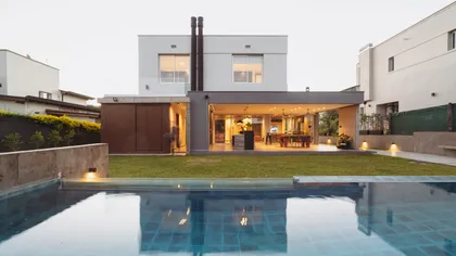 Casa moderna con piscina y fachada blanca iluminada al atardecer — proyecto Diamante, por Etéreo Arquitectos