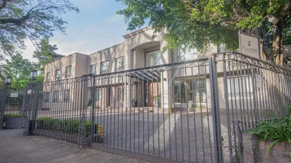 fachada de mansión moderna con rejas de hierro — proyecto Villa Isidro Hotel Boutique & Spa, por Hermann Arquitectos, en San Isidro