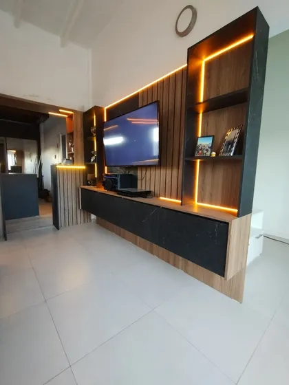 Living moderno con iluminación indirecta y revestimiento de madera — proyecto Diseño personalizado a gusto del cliente , por Saavedra Amoblamientos , en Pinamar