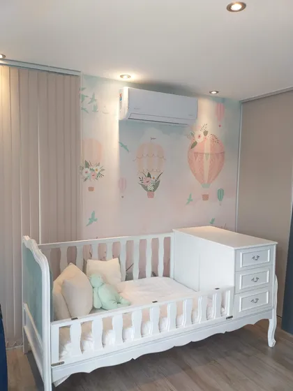Cuna blanca con cajonera integrada y mural de globos aerostáticos — proyecto Habitacion de bebe, por Picma Empapelados, Murales, Esmerilados, Prints ,Papeles, en Canning