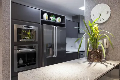 Cocina negra moderna con mesada mármol y electrodomésticos integrados — proyecto Cozinhas, por Xico Diniz