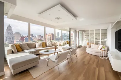 Living moderno con sofá modular grande y ventanales a la ciudad — proyecto Mirabilia, por Estudio Basa, en Buenos Aires