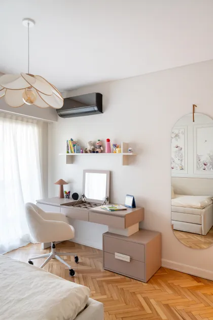 Dormitorio moderno con escritorio, silla giratoria y espejo arqueado — proyecto ALVEAR TYM, por AB ARQUITECTURA, en Recoleta