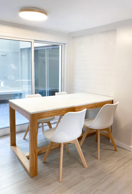 Comedor moderno con mesa de madera, sillas blancas y ventanales amplios — proyecto Jose Hernandez, por Hernan Goldfarb, en Buenos Aires