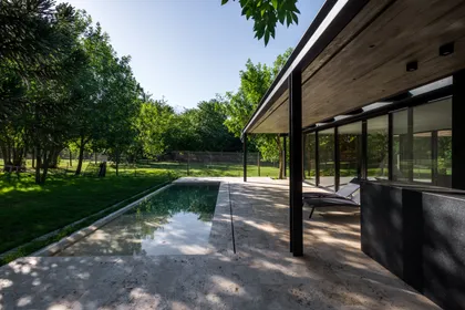 Casa moderna con piscina rodeada de bosque — proyecto CASA AC , por BUSCETTI & DI BERNARDO arquitectas, en Villa Elisa