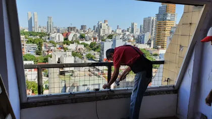 balcón en refacción con vista urbana — proyecto Aberturas DVH PVC - Reemplazo, por RenovArqui, en Palermo