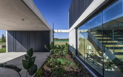 fachada moderna brutalista con vegetación integrada y escaleras flotantes — proyecto CASA FELIX, por GMARQ, en Pilar
