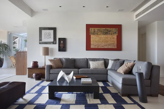 Living contemporaneo con sofa gris, alfombra azul marino y arte en pared bordo — proyecto Apartamento MN, por Patrícia Marinho Arquitetura 