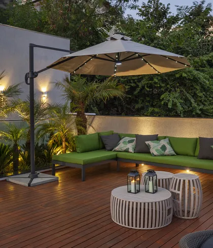 Patio moderno con deck de madera, sombrilla colgante y sofá verde — proyecto CASA BH, por Frederico Bicalho Arquitetura