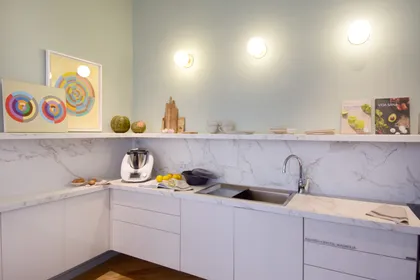 Cocina minimalista con mesada de mármol blanco y iluminación empotrada — proyecto Casa Foa 2019 Espacio 19, por Estudio Diez Muzzio