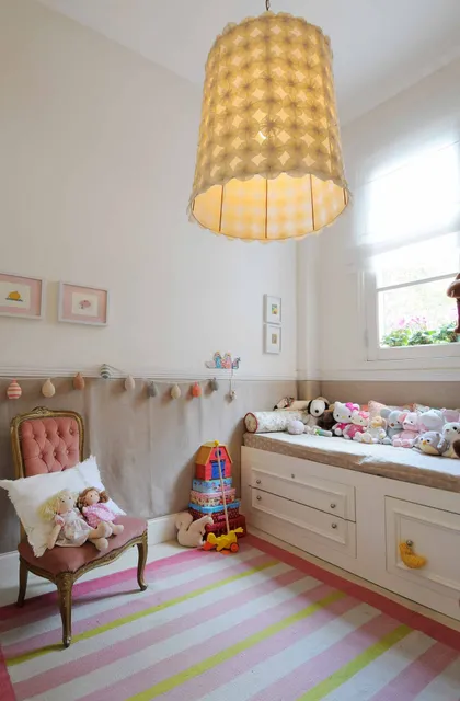 Habitación infantil con cuna, silla rosada y lámpara de mimbre colgante — proyecto Santa Fe, por Estudio Diez Muzzio, en CABA