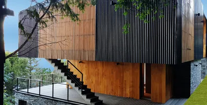 Fachada moderna de madera y metal en bosque — proyecto Casa Península San Pedro, por Servente Larrazabal Arq, en Bariloche