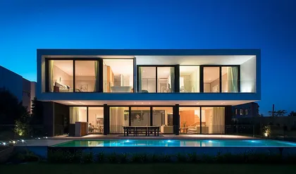 Fachada moderna con piscina iluminada al atardecer — proyecto Casa Lombardi, por Estudio Ramos