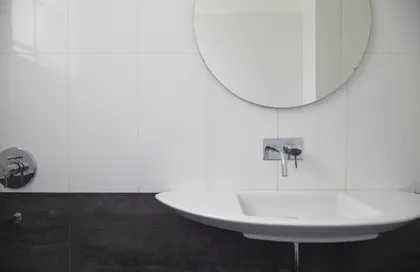baño moderno minimalista con bacha blanca y grifería de pared — proyecto BERUTI 2, por Estudio Trama, en Palermo