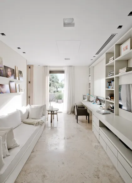 Living comedor y oficina minimalista con mucha luz natural — proyecto Casa H, por Estudio Dado, en Belgrano