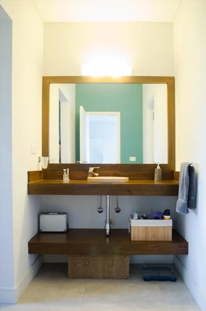 baño moderno con mesada flotante de madera y bacha redonda — proyecto Casa Nordelta, por linearecta.arquitectura, en Nordelta