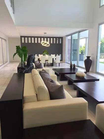 Living moderno y espacioso con ventanales, sofá modular y comedor — proyecto LRCC 245, por LESSI ARQUITECTURA, en Los Cardales