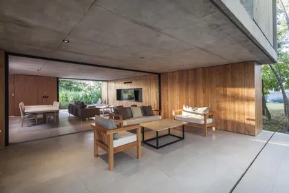 Living moderno con patio y bosque — proyecto Casa MF, por V2 Arquitectos, en City Bell