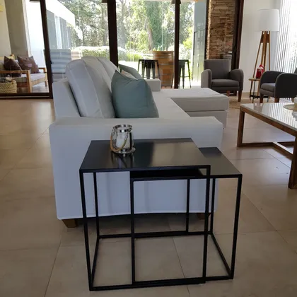 Living moderno con sofá blanco y grandes ventanales — proyecto Casa FA, por Vicky Hurrell, en Mar del Plata
