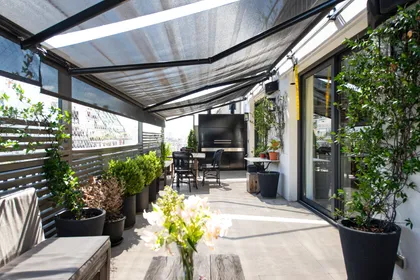 Terraza moderna con pérgola retráctil y plantas en balcón urbano — proyecto Quintana, por Escalante Vela Arquitectos, en CABA