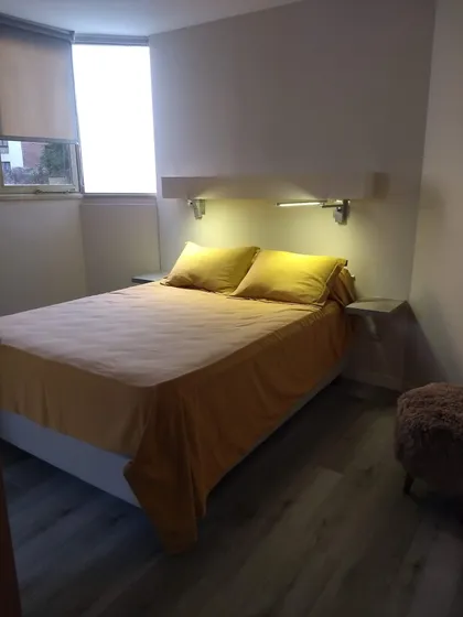 dormitorio moderno con cama queen y luz indirecta — proyecto Remodelacion Depto Rondeau/ Córdoba , por Su+ma, en Córdoba