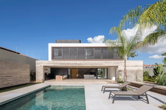 Casa moderna con pileta, deck y palmeras, diseño minimalista — proyecto Casa 11, por Coda Arquitetos