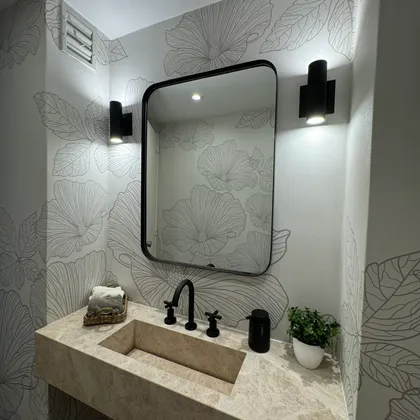 Baño moderno con papel floral y detalles negros — proyecto Las Heras, por MDBK Arquitectura, en Palermo