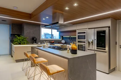Cocina moderna con isla central, taburetes y techo de madera — proyecto APTO UNIQUE, por Juliana Frota Arquitetura, en Adrianópolis