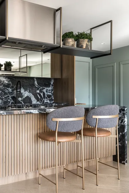 Cocina moderna con isla revestida en madera y mesada de mármol — proyecto Living do apartamento - CASA COR PR, por Lóh Studio, en Curitiba
