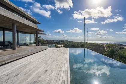 casa moderna con piscina infinita y vista al mar — proyecto CASA sobre el MAR, por Guerrero Arquitectos, en Pinamar