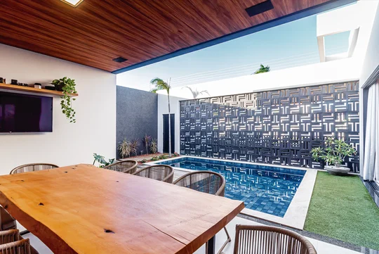 Patio moderno con pileta azul, deck de madera y comedor integrado — proyecto Casa A+N, por DUO I Arquitetura & Urbanismo, en Petrolina