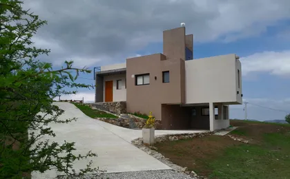 Casa moderna de hormigón con volúmenes geométricos en ladera — proyecto Complejo de Cabañas en Potrero de Garay, Córdoba, por ESTUDIO ARQ.GABRIEL ARIAS, en Córdoba