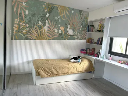 Habitación infantil con mural botánico y cama individual — proyecto Conejos escondidos, por Picma Empapelados, Murales, Esmerilados, Prints ,Papeles, en Canning