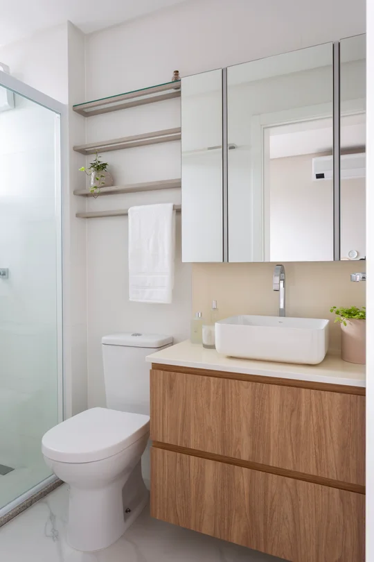 Baño minimalista con mesada de madera, espejo de marco metálico y estantes flotantes — proyecto #ApêCoolColors, por Oficina de Morar, en Jaraguá do Sul - Barra do Rio do Cerro