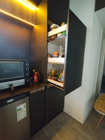 Cocina moderna con iluminación indirecta y almacenamiento empotrado — proyecto Diseño personalizado a gusto del cliente , por Saavedra Amoblamientos , en Pinamar