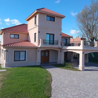 Fachada de casa residencial de dos pisos, estilo mediterráneo moderno — proyecto Casa El Rebenque, por Arq. Leonardo De Lorenzi , en Canning