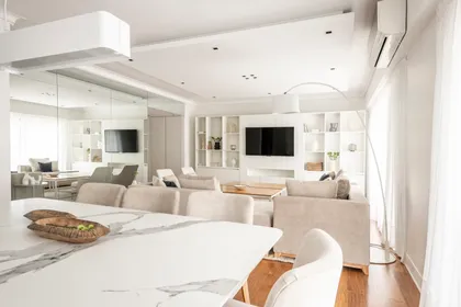 Living comedor moderno y luminoso con vista al exterior — proyecto Crámer, por Estudio Basa, en Buenos Aires