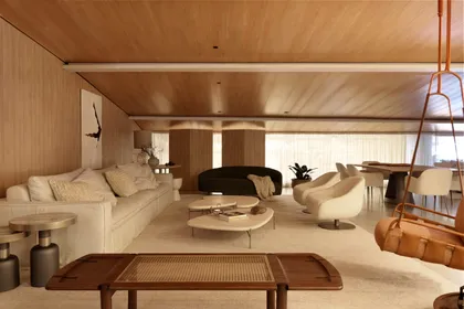 Living moderno con techos de madera y sillones icónicos — proyecto Mostra ARTEFACTO Beach and Country São Paulo 2022, por Barbara Dundes – Arquitetura + Design