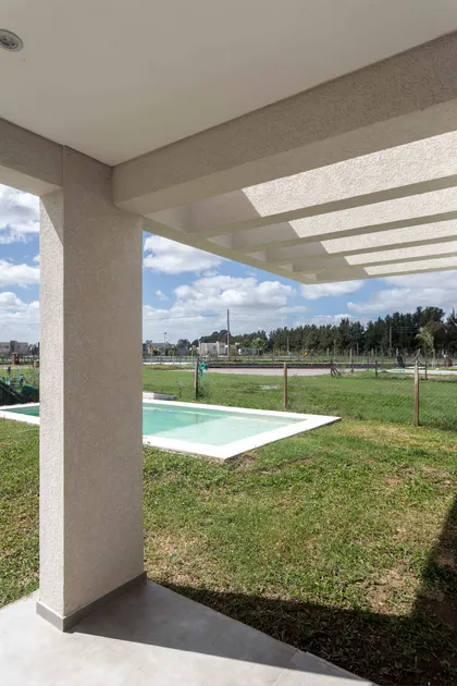 Piscina moderna con pérgola en un jardín suburbano — proyecto San Felipe, por Estudio Stepa, en Canning