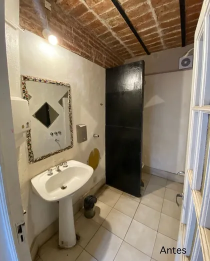 Baño con techo de ladrillos a la vista y puerta negra — proyecto Remodelacion Local Comercial Bar, por Casa Colonial Estudio , en Córdoba