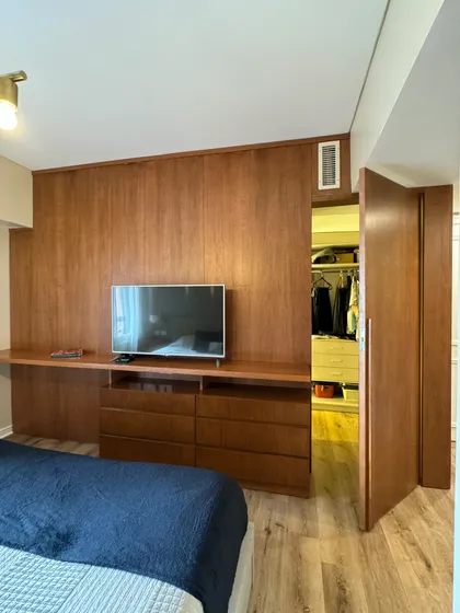 Dormitorio con paredes y muebles de madera, estilo mid-century — proyecto Coronel Diaz, por MDBK Arquitectura, en Palermo