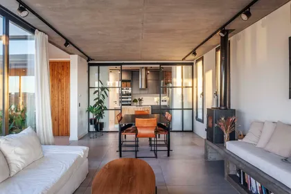 Living comedor y cocina integrados estilo industrial con techo de hormigón — proyecto Casa H, por LSA. , en Belén de Escobar