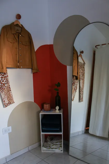 Dormitorio con murales curvos y espejo ovalado — proyecto Showroom para RWKD Vintage, por Yasí Chalub , en Córdoba