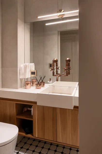 Baño moderno con grifería de cobre estilo industrial y muebles de madera — proyecto LIBERTADOR DANDY, por AB ARQUITECTURA, en Recoleta