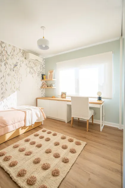 Dormitorio escandinavo con papel mural botánico y alfombra de pompones — proyecto El Atardecer - Dormitorio Elo, por Blue Rabbit Design, en Rincón de Milberg