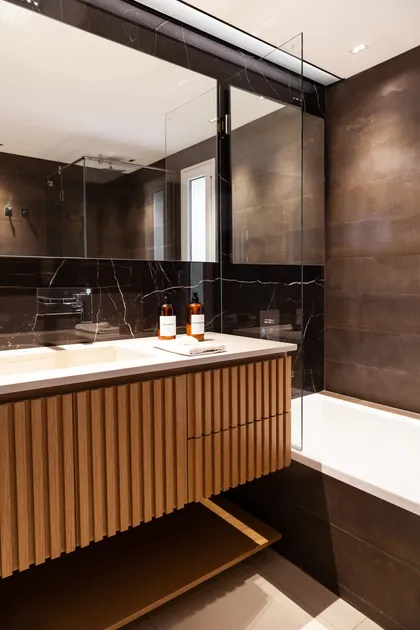 Baño moderno escandinavo con vanitory de madera y bacha integrada — proyecto Ugarteche 21, por Bárbara Zoberman Arquitectura