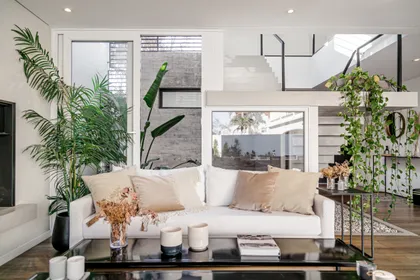 Sala de estar moderna con plantas grandes y mucha luz natural — proyecto Casa La Horqueta, por LSA. , en San Isidro