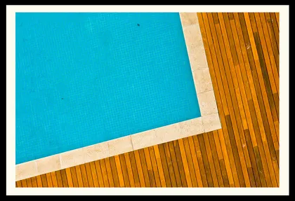piscina azul rodeada de deck de madera — proyecto Fine Art Print, por Geo Estudio, en Buenos Aires